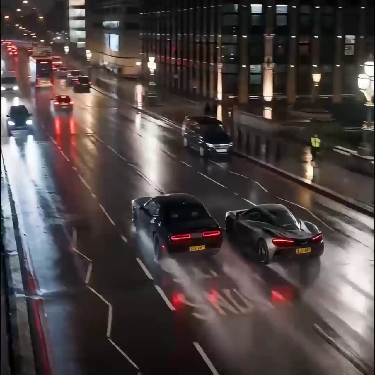 雨夜城市街道与车流构成的电影短片画面
